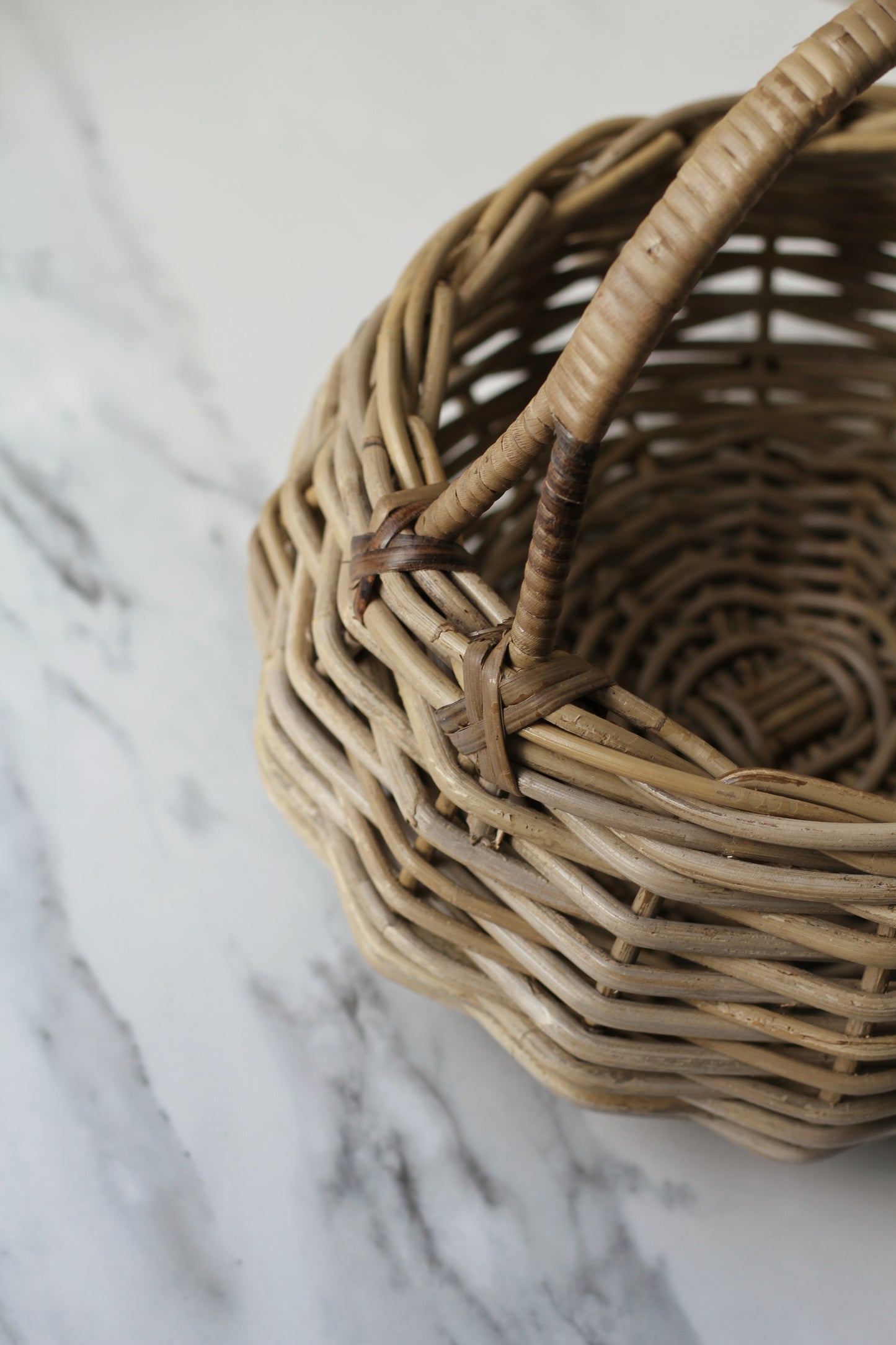 round rattan basket with handle