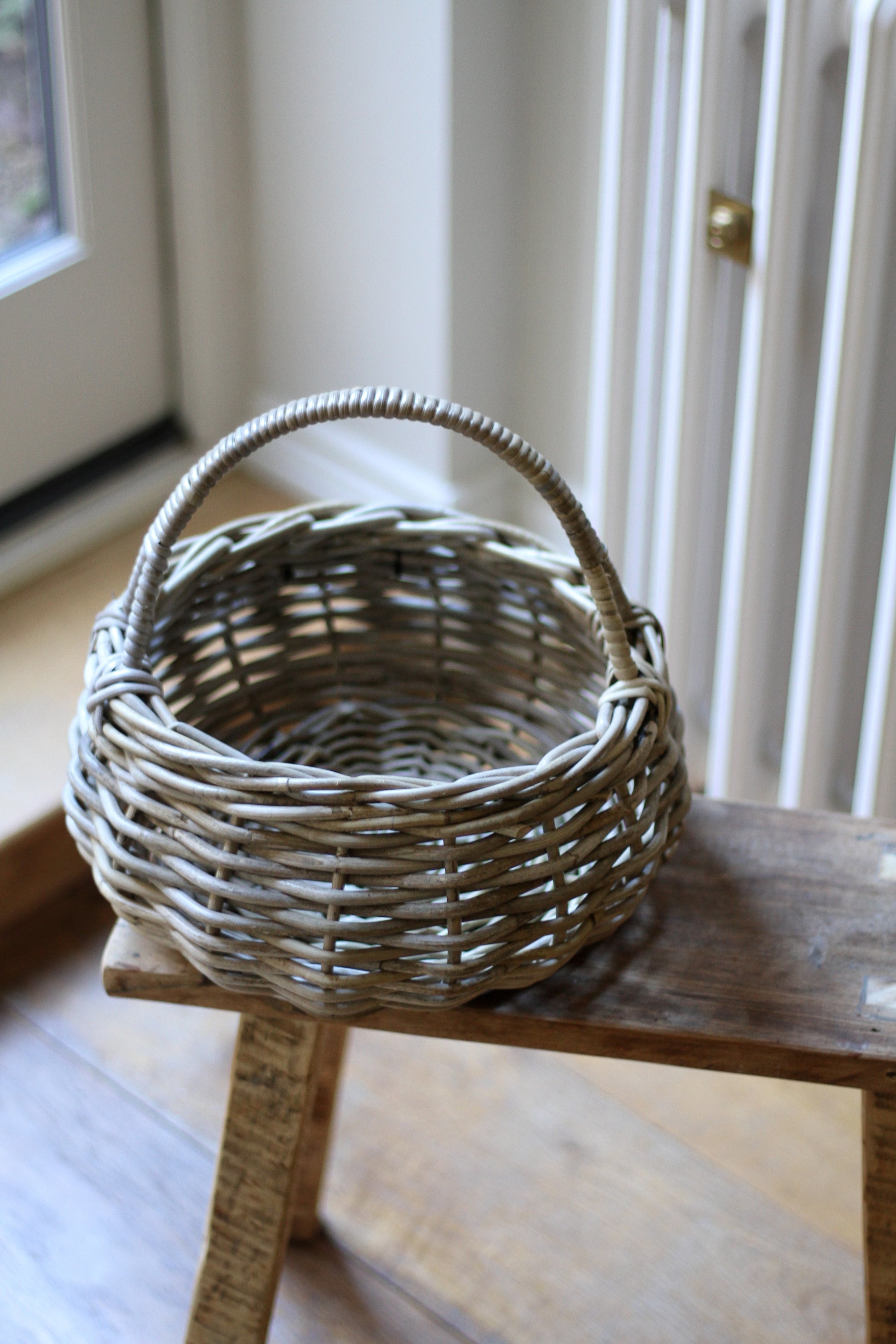 small round rattan basket with handle 