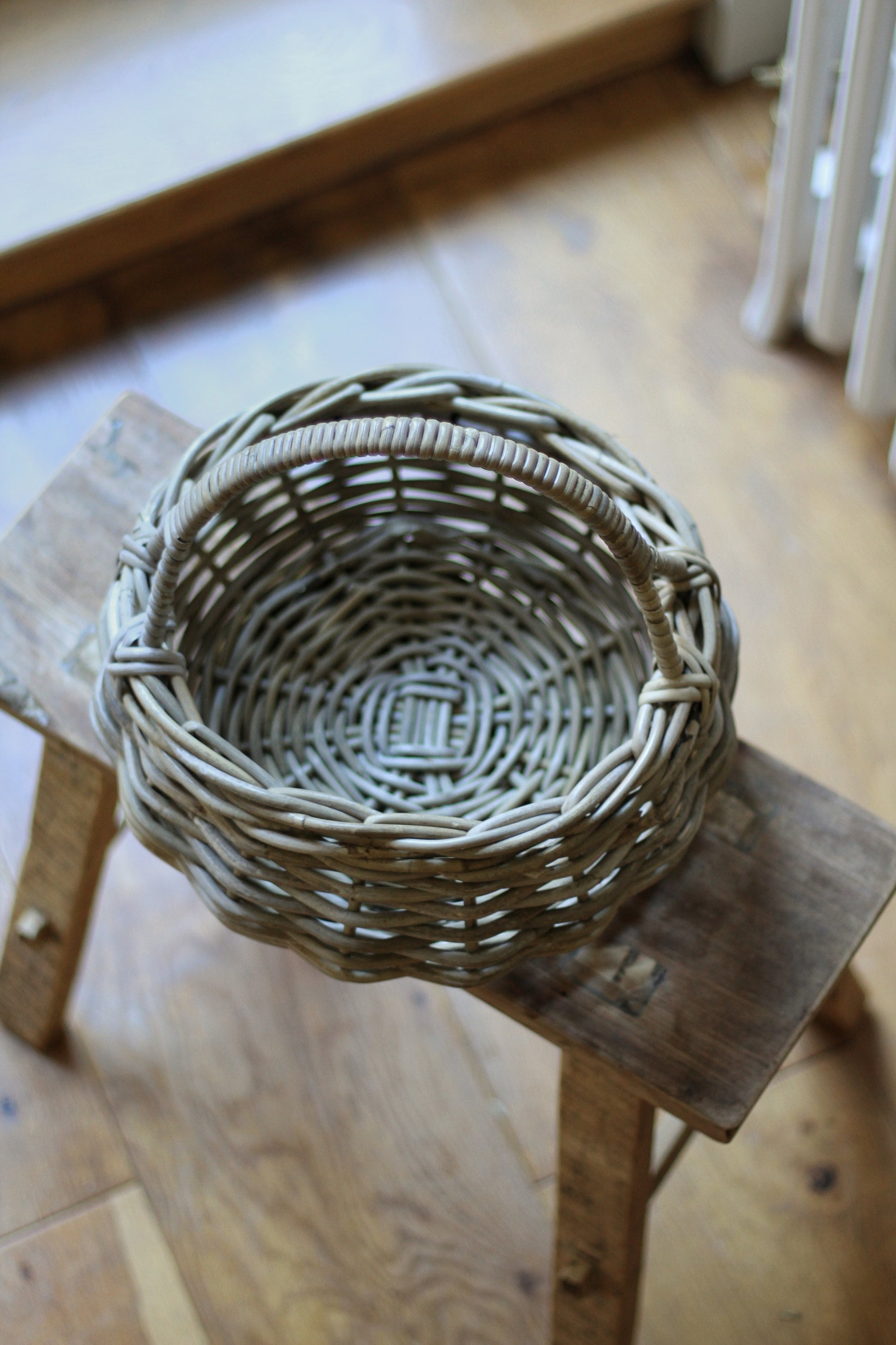 small round rattan basket with handle 