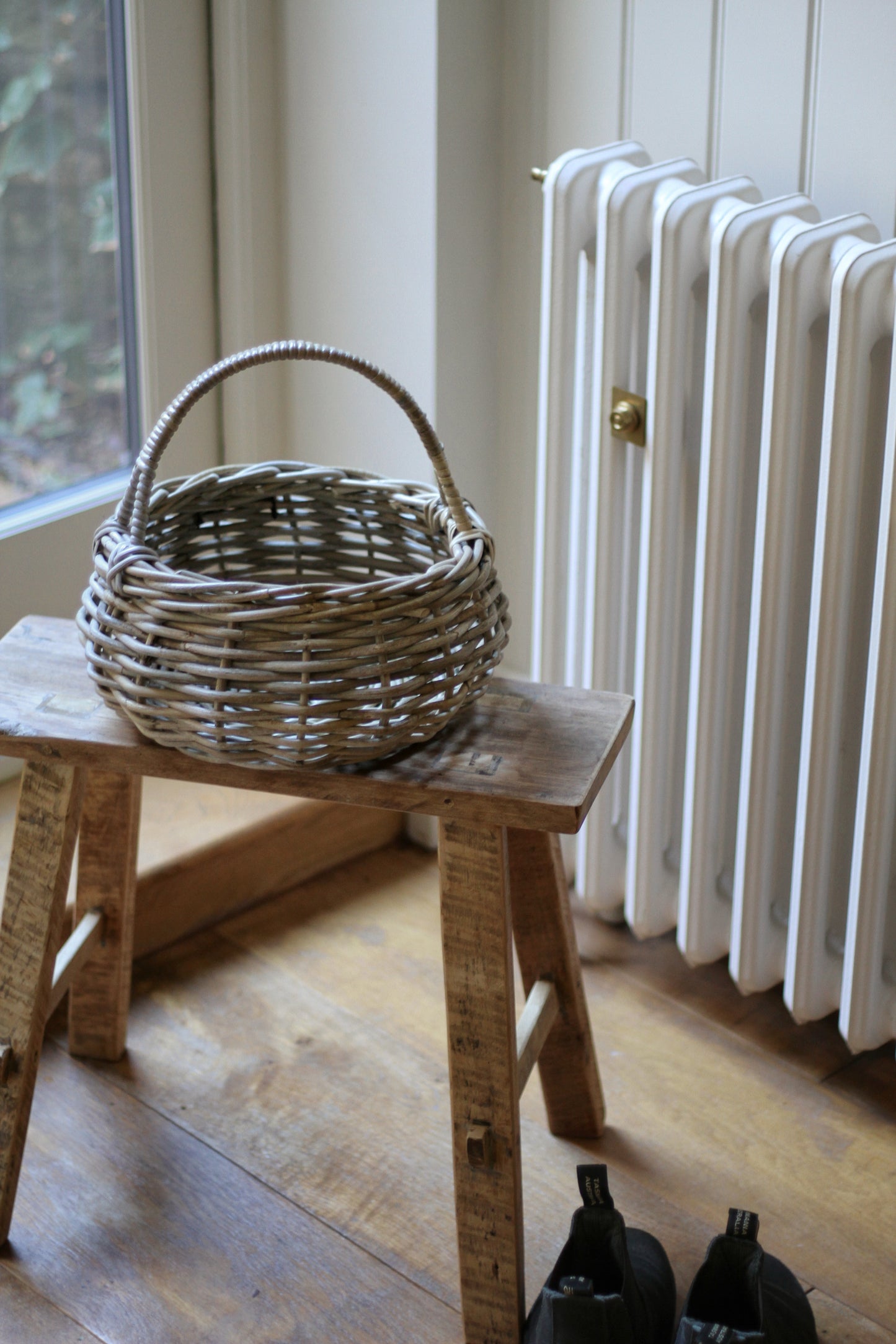 small round rattan basket with handle 