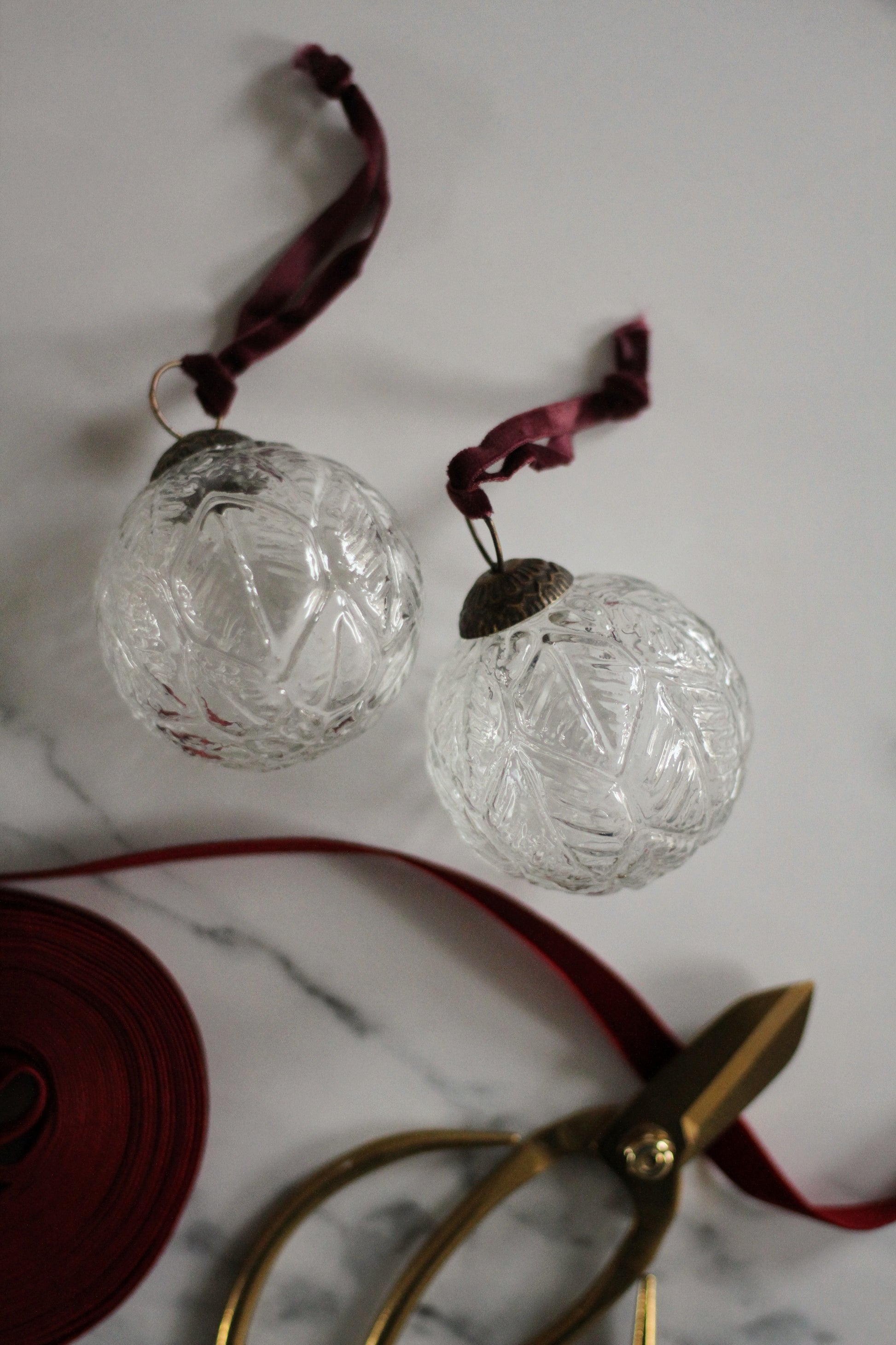 glass bauble with leaf design 