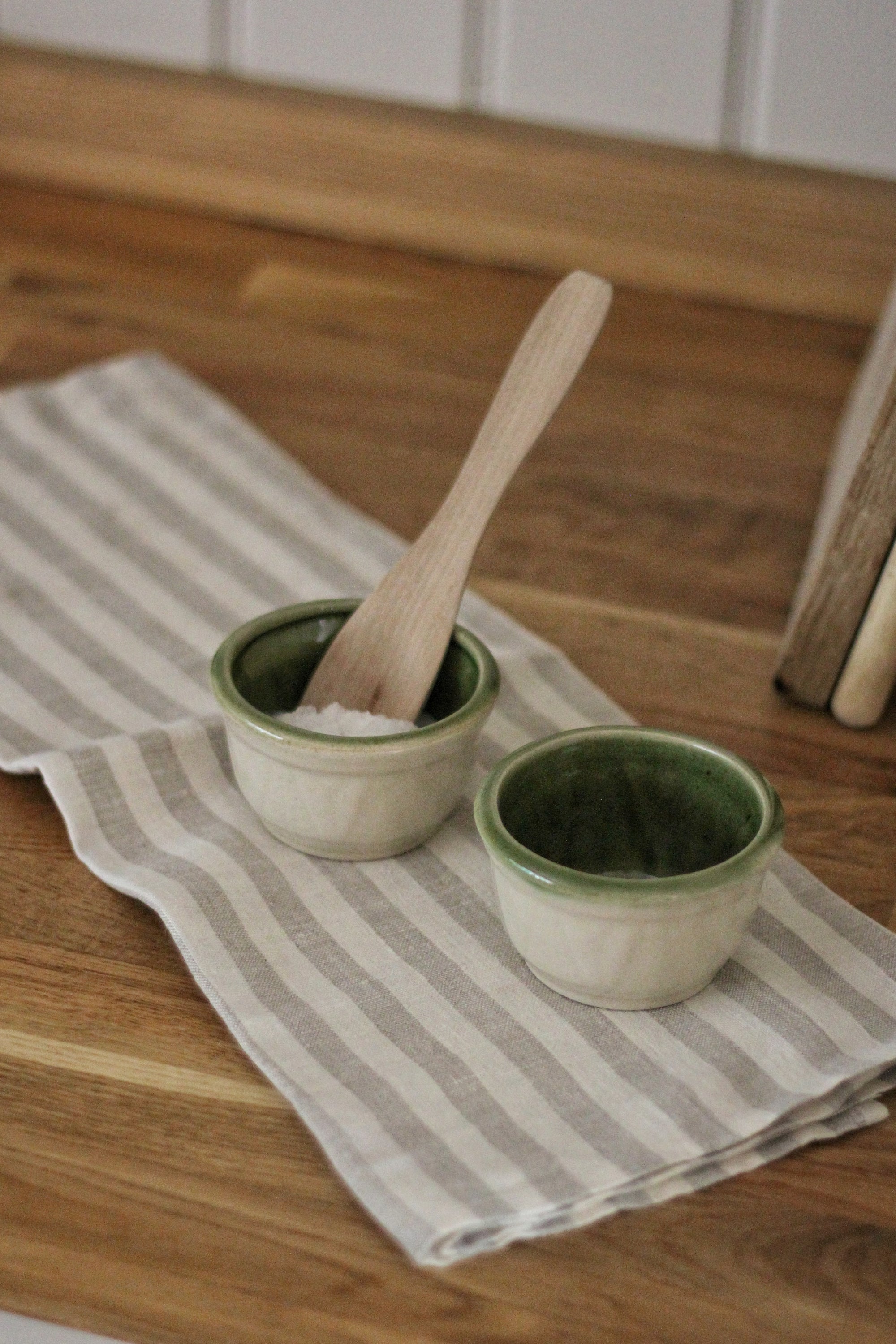 set of two mini bowls ivory with green inner