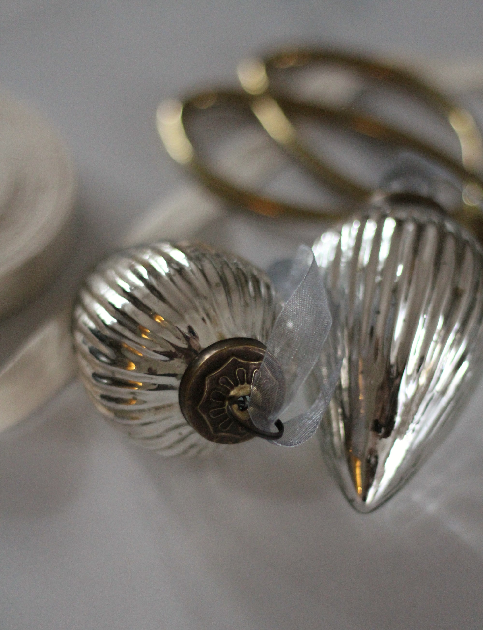 silver ribbed tree decorations 