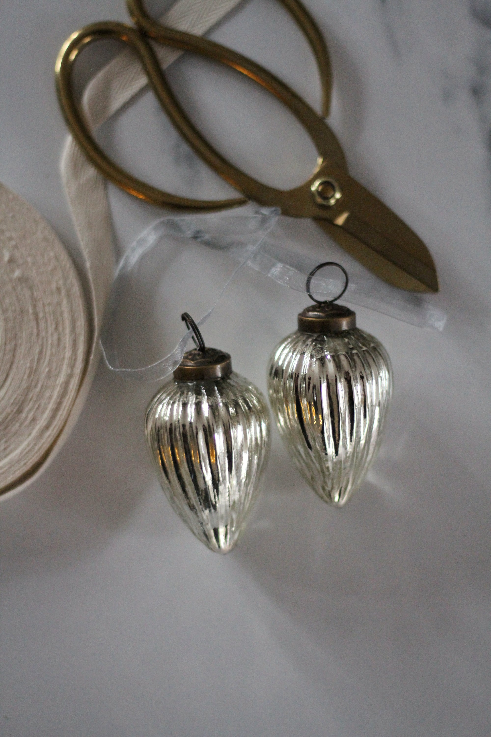 silver ribbed tree decorations 