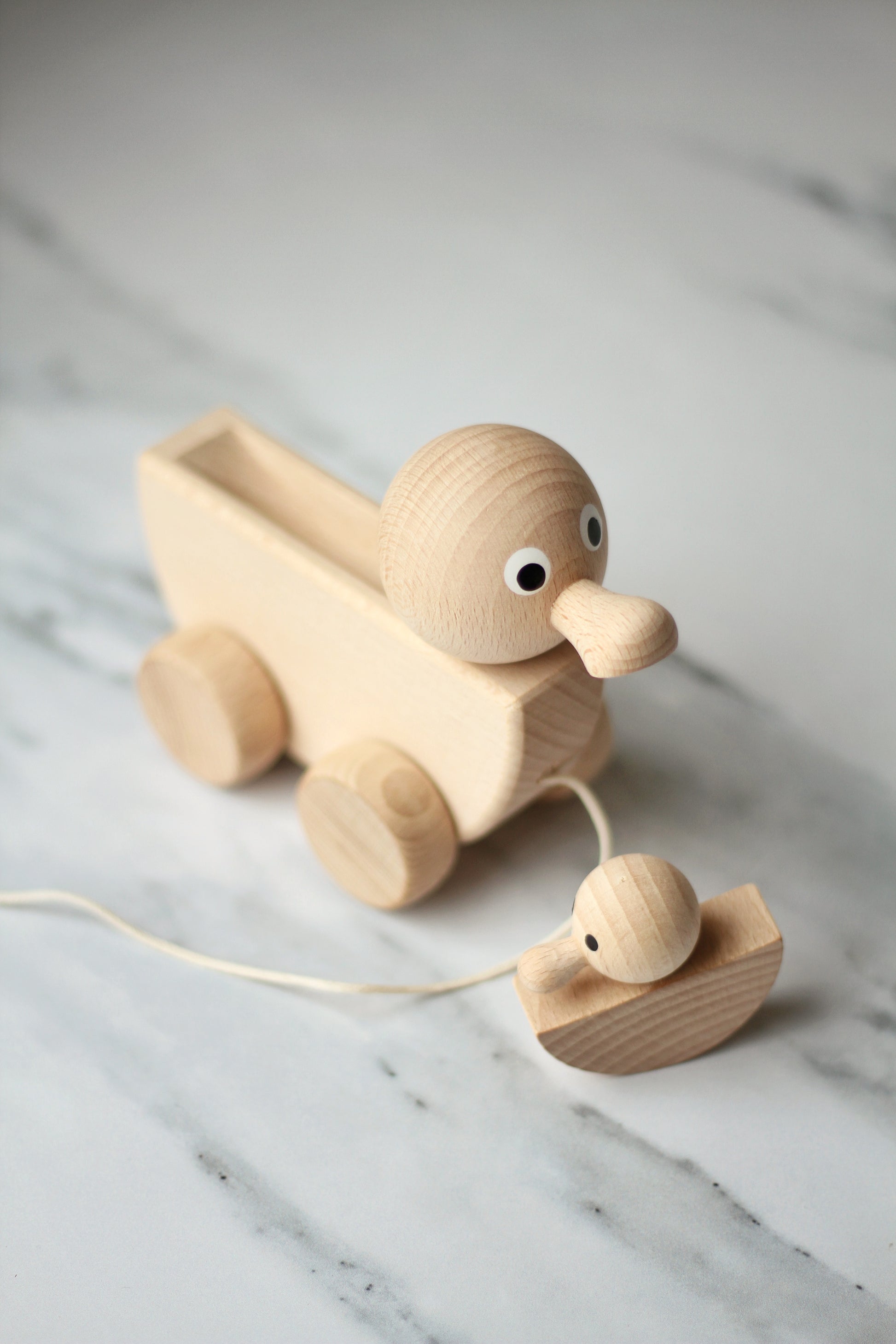 wooden pull along duck an duckling toy