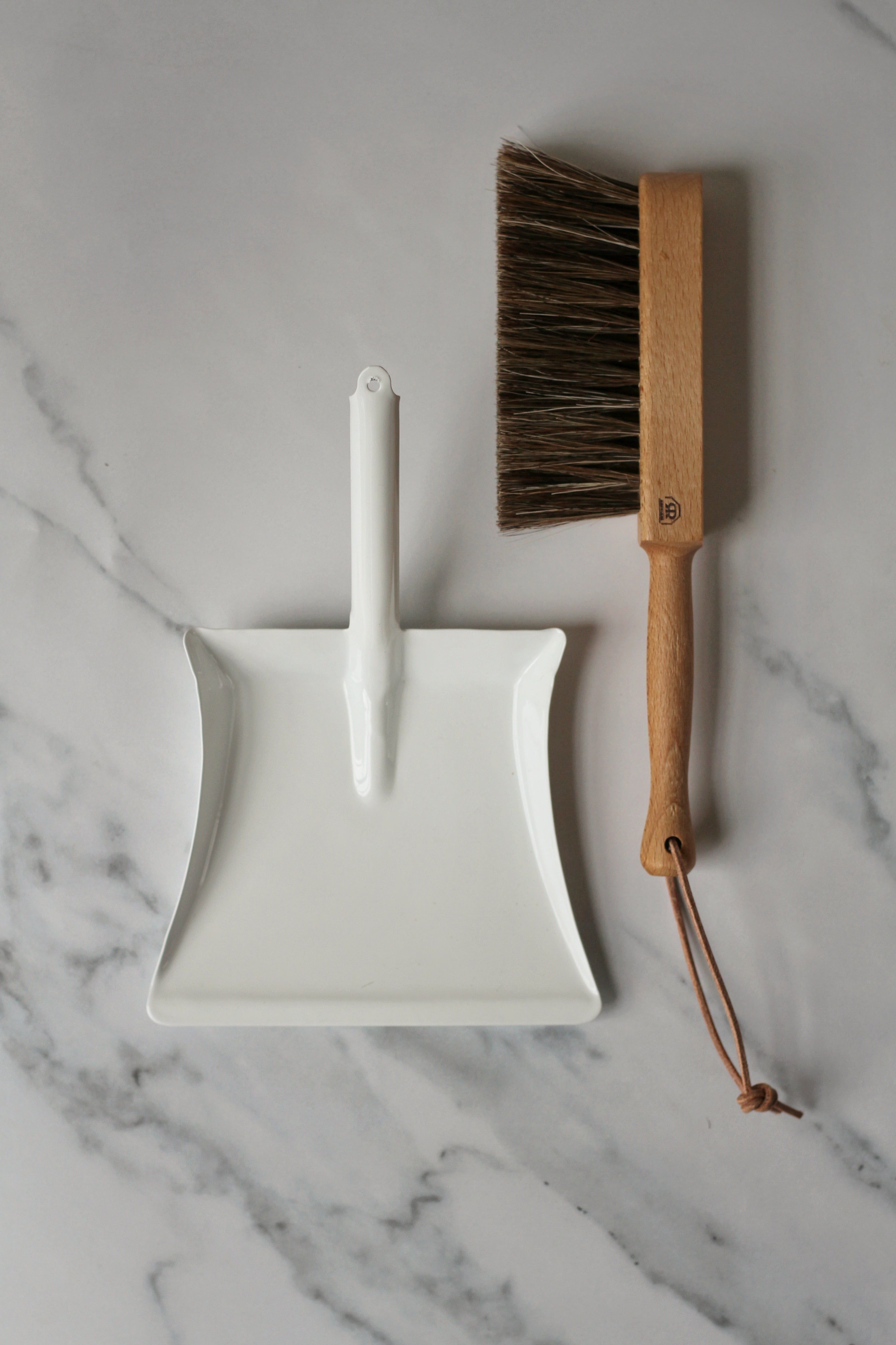 Child's dustpan store and brush set