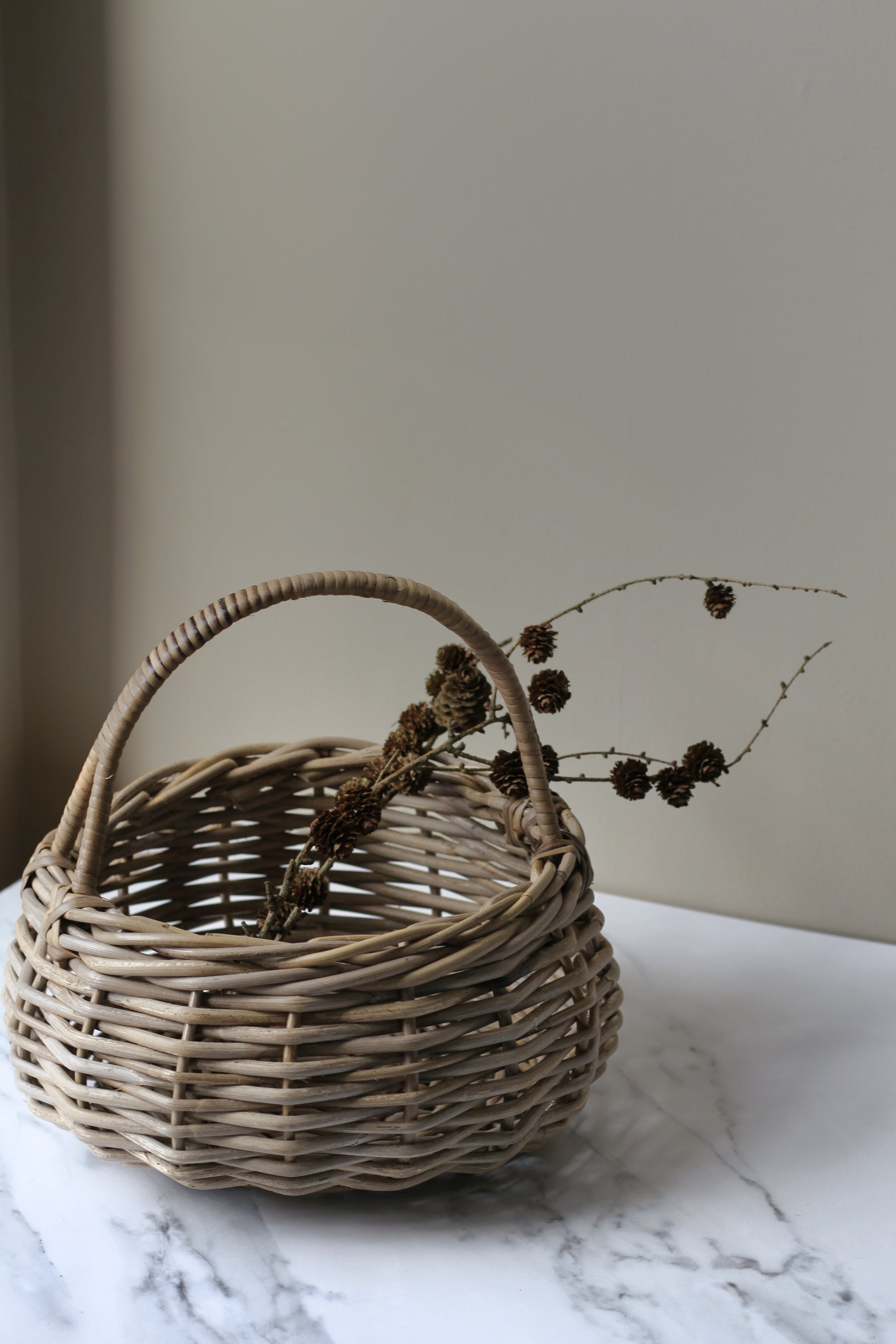 round rattan basket with handle